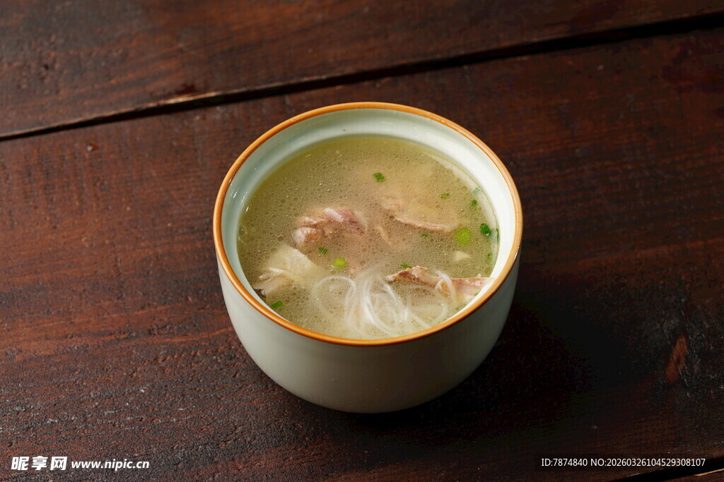 陶瓷碗中的美味营养汤