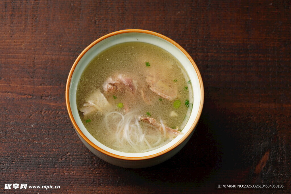 一碗鲜香的肉片汤