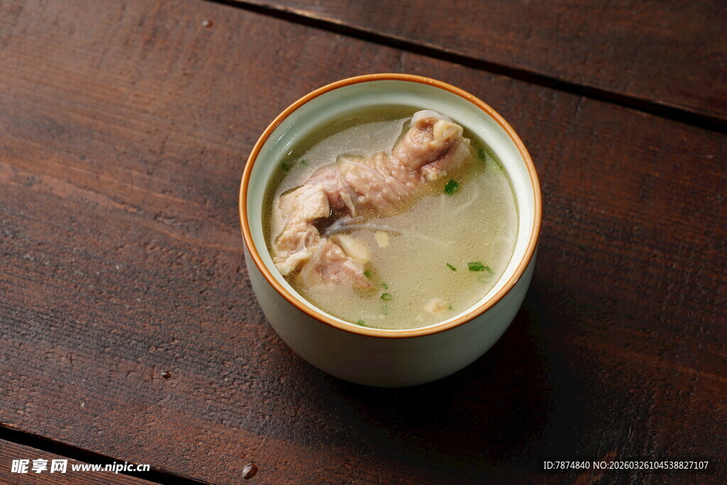 陶瓷碗中的香浓鸡汤