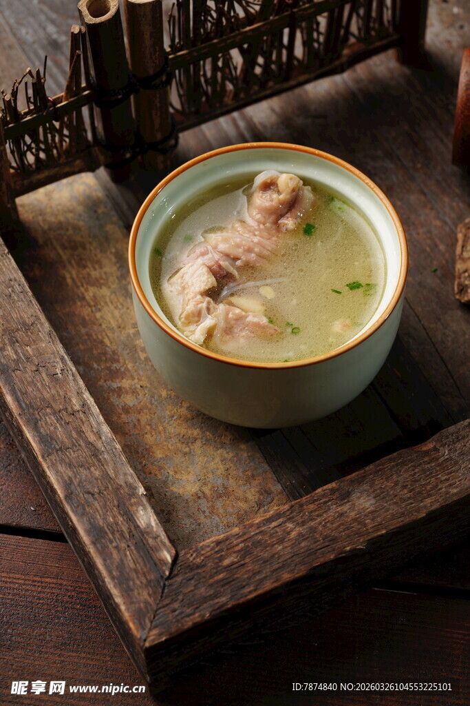 古朴碗中盛着美味鸡汤