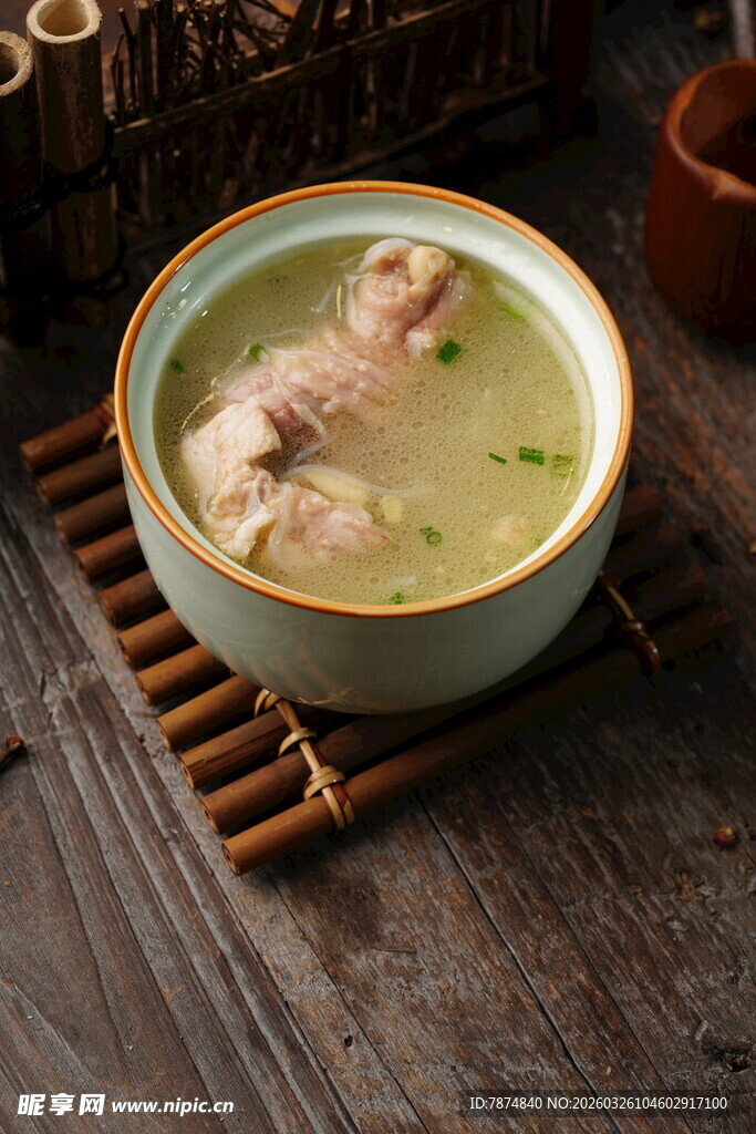 陶瓷碗中的滋补鸡汤