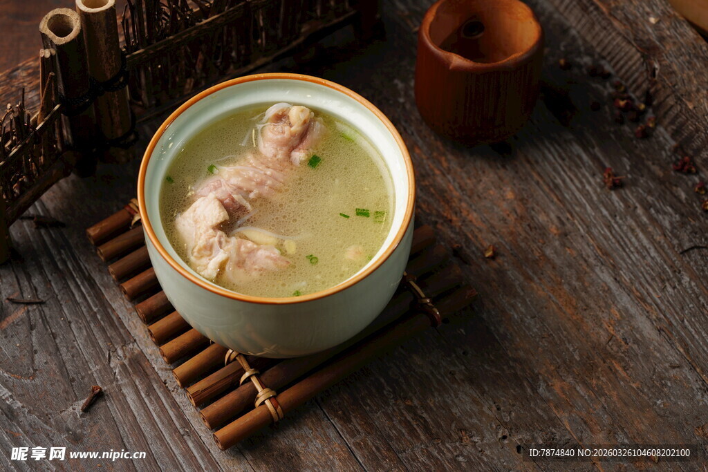 碗中滋补鸡汤 营养美味