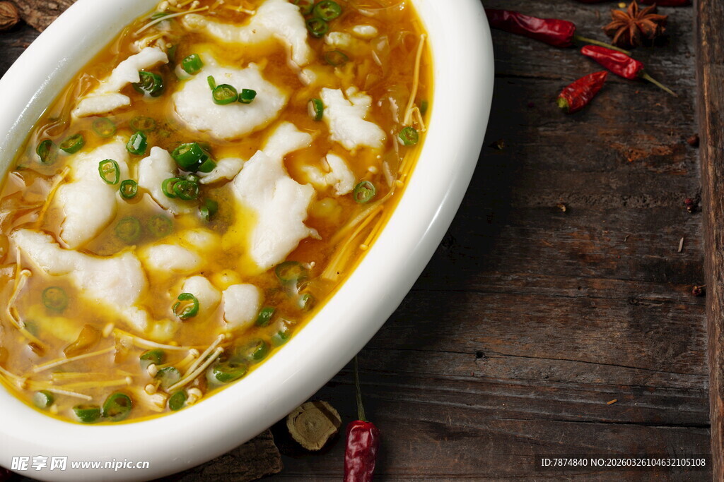 美味酸菜鱼盛于白瓷碗中