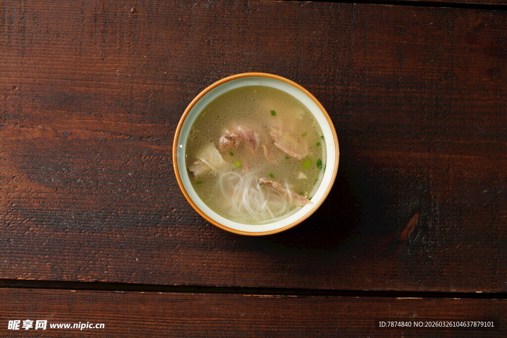 木桌上的一碗养生汤