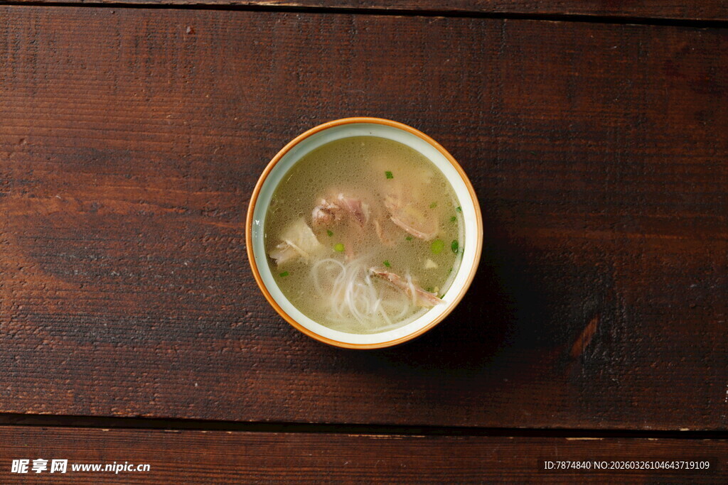 木桌上的鸡汤