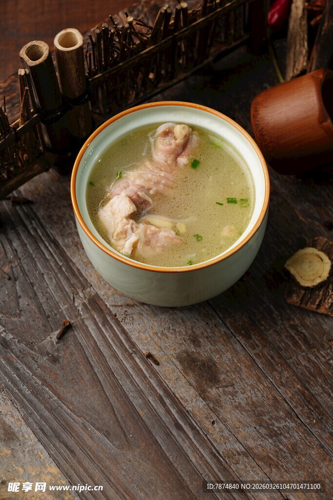 陶瓷碗中的美味滋补鸡汤