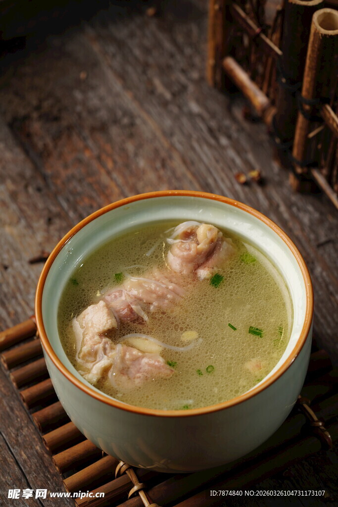 碗中鲜香鸡汤配鸡肉