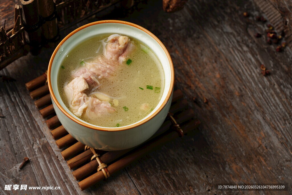 木桌上的滋补鸡汤