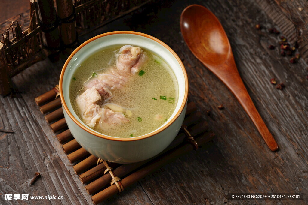 陶瓷碗中的美味养生鸡汤