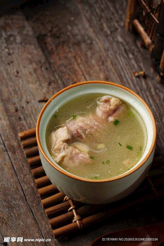 木桌上的美味鸡汤