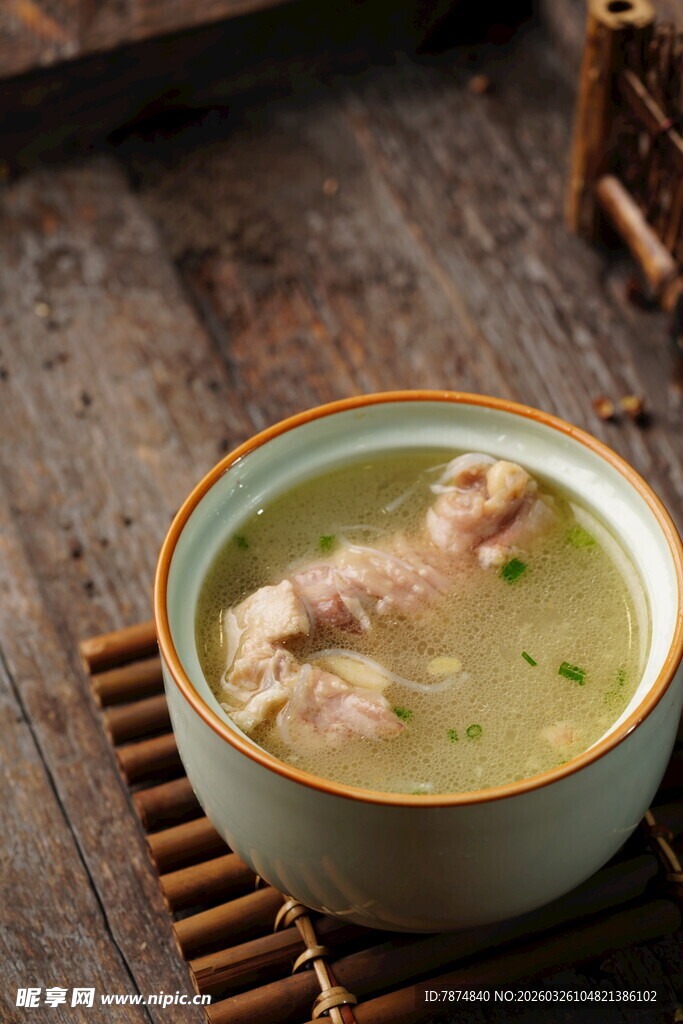 陶瓷碗中美味鸡汤