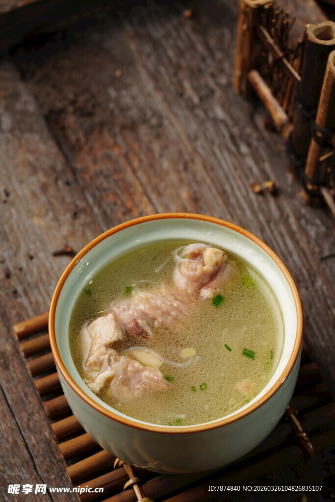 木桌上的美味鸡汤