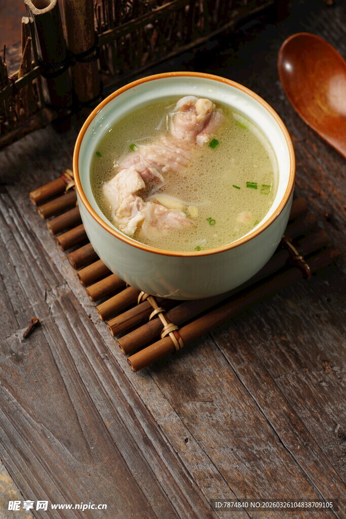 陶瓷碗中的滋补炖鸡汤