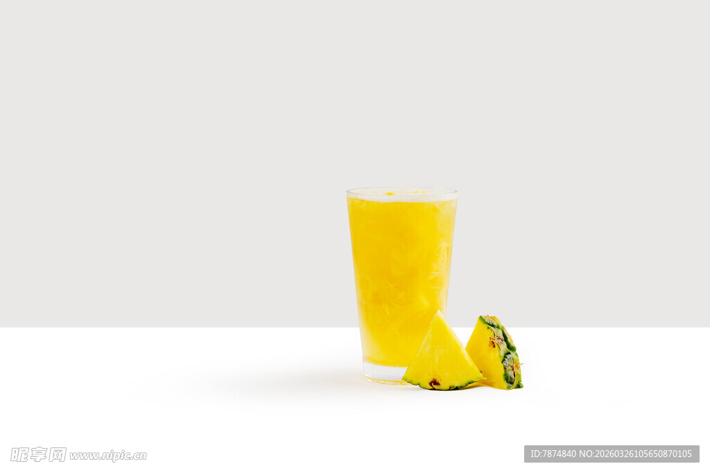 一杯鲜榨芒果汁与芒果块