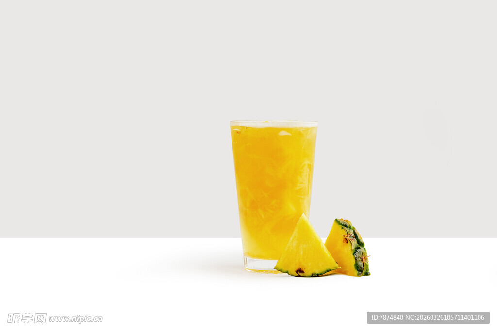 一杯鲜榨芒果汁及果肉