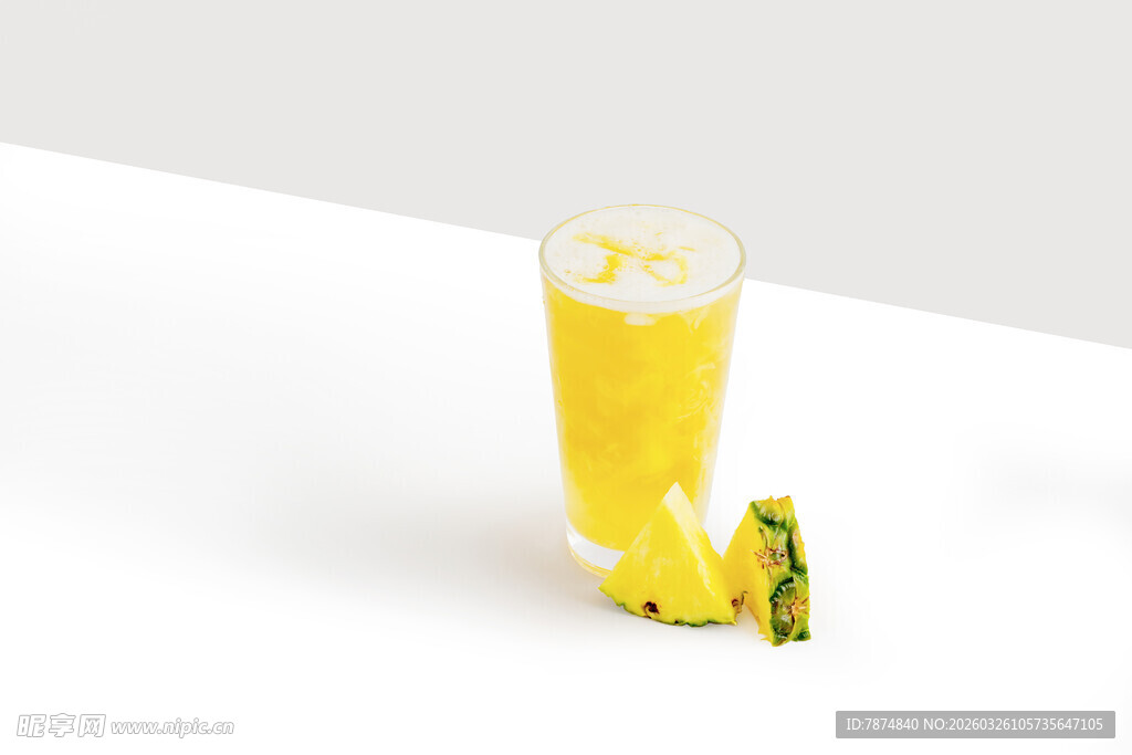 一杯鲜榨菠萝汁饮品