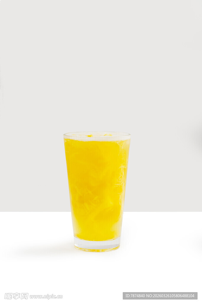 一杯鲜榨黄色果汁