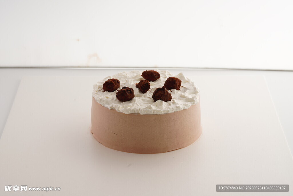 巧克力蛋糕配樱桃装饰