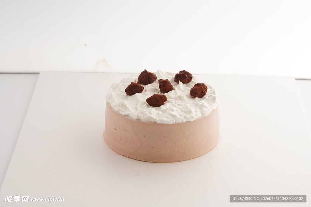 粉色蛋糕配巧克力碎