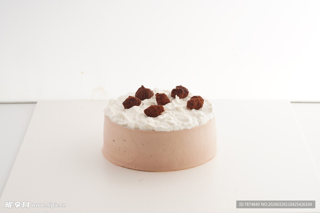 巧克力慕斯配樱桃装饰