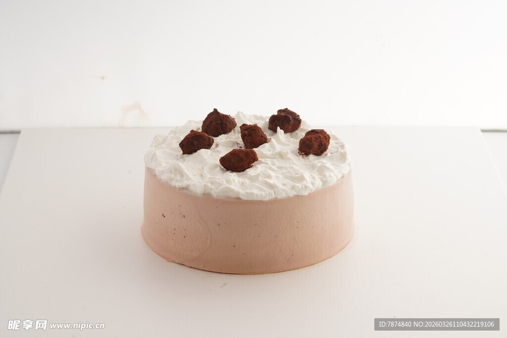 巧克力点缀奶油小蛋糕