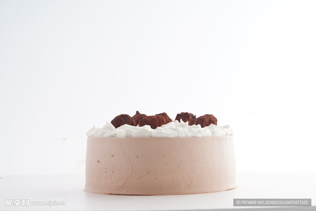 巧克力装饰的精致粉色蛋糕