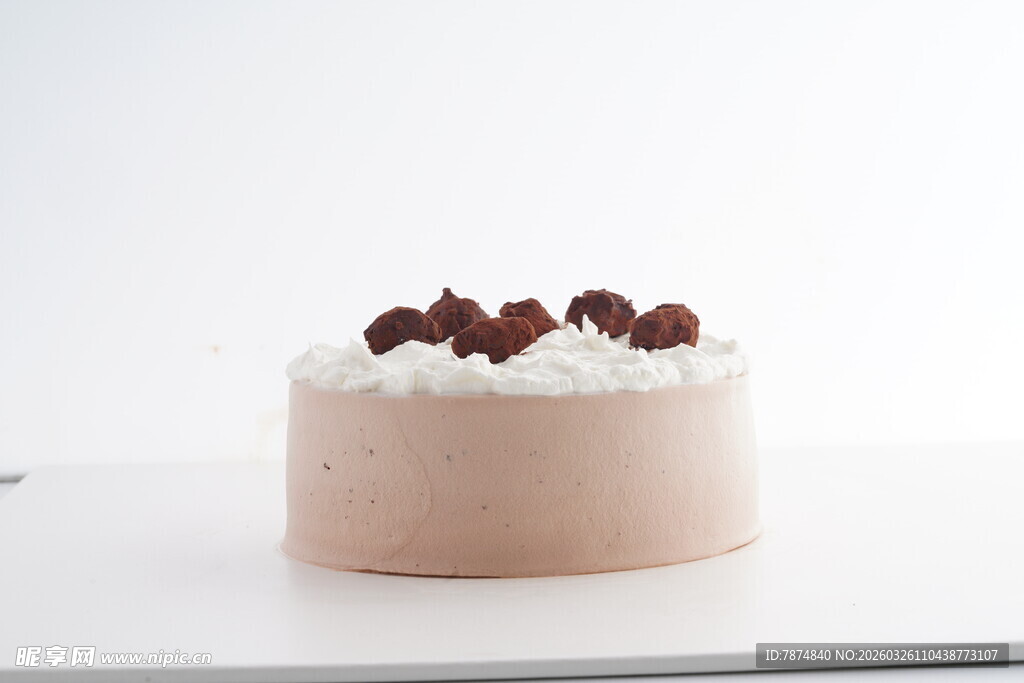 巧克力装饰粉色奶油蛋糕