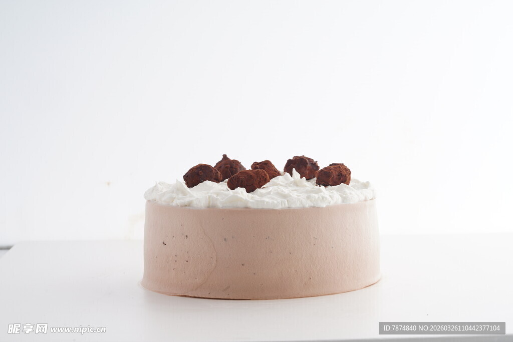 粉色慕斯蛋糕配草莓