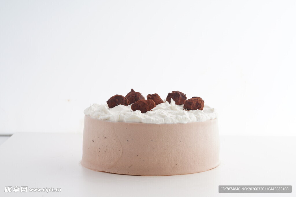 巧克力装饰的美味蛋糕