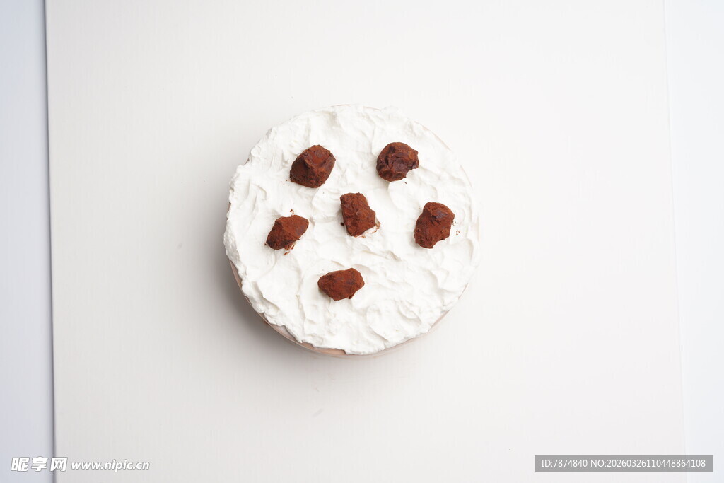 奶油点缀坚果小甜点