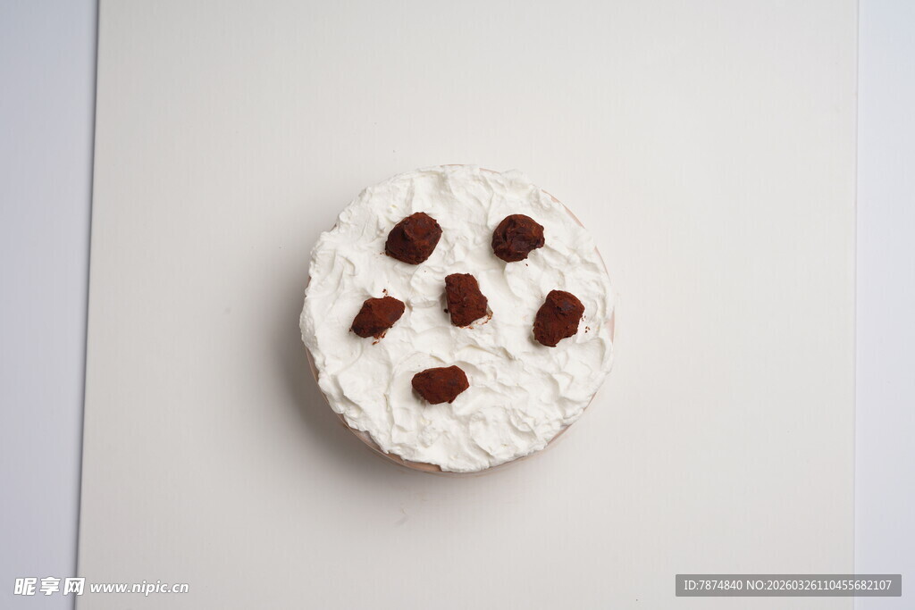 红枣点缀的精致糕点