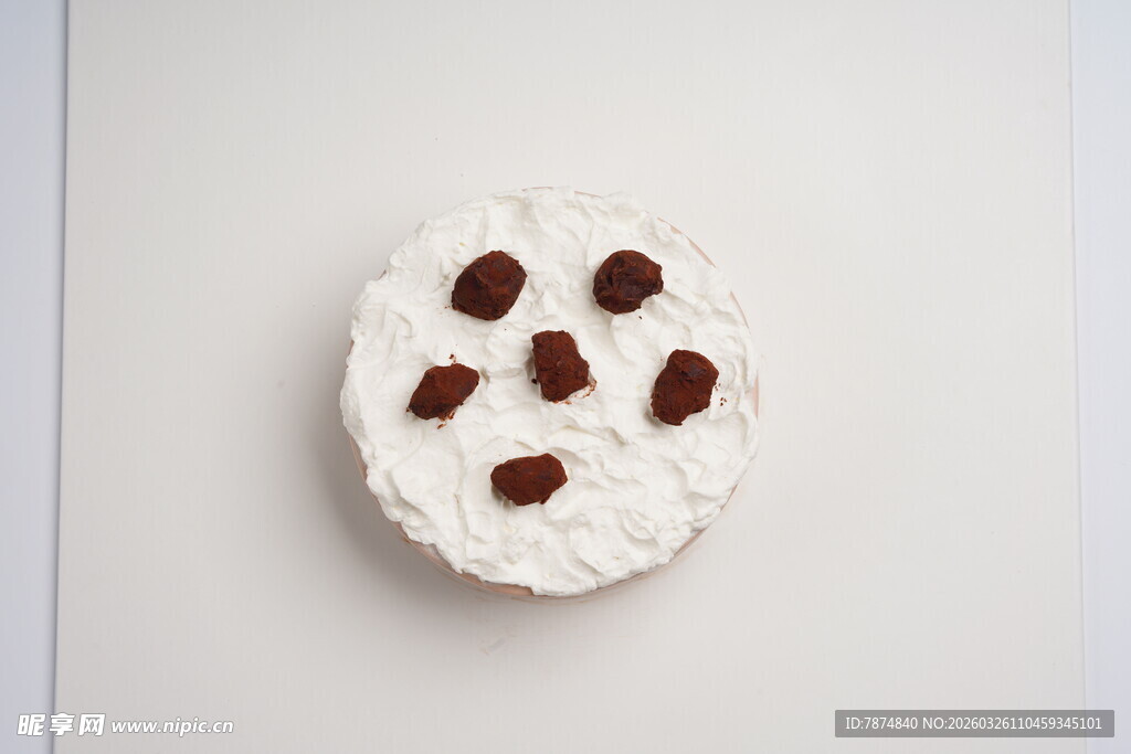 奶油点缀巧克力豆甜点