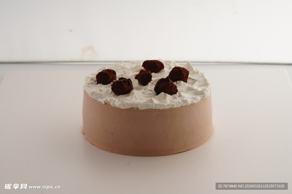 巧克力慕斯配奶油与莓果