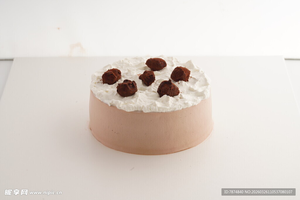 简约风奶油樱桃装饰蛋糕