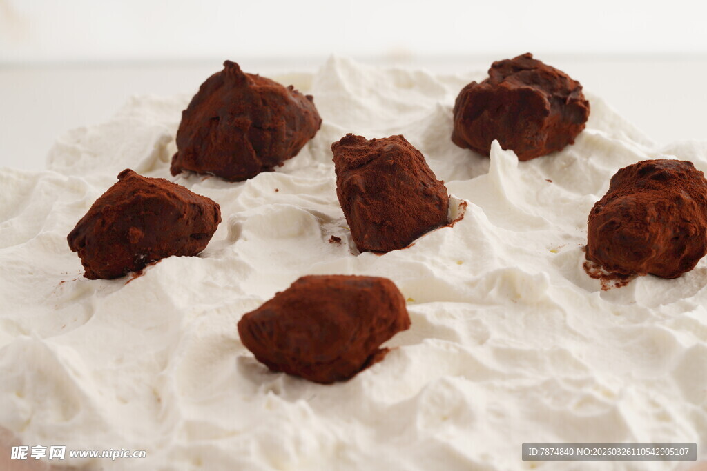 奶油上的美味巧克力球