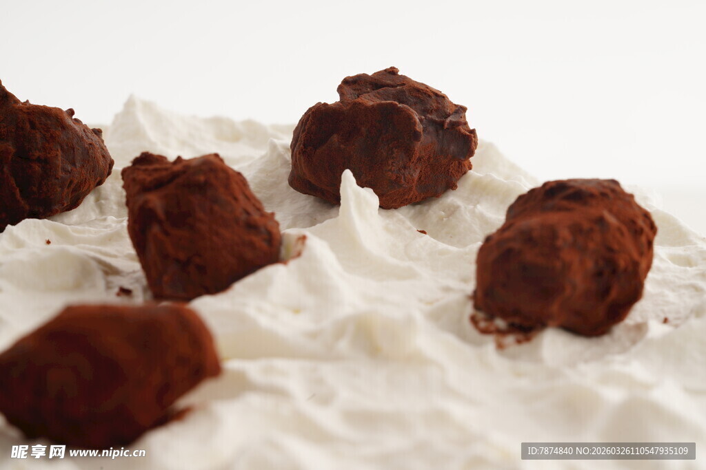 松露巧克力置于奶油之上