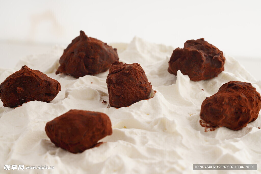 巧克力松露糖果置于奶油上