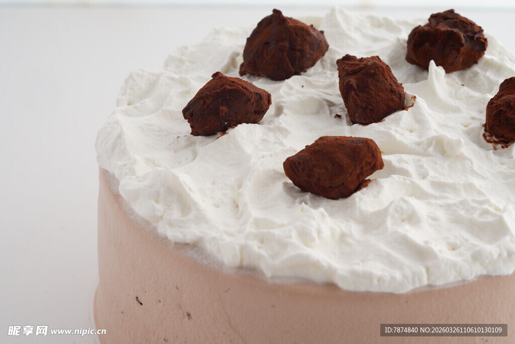 巧克力碎饰粉色奶油蛋糕