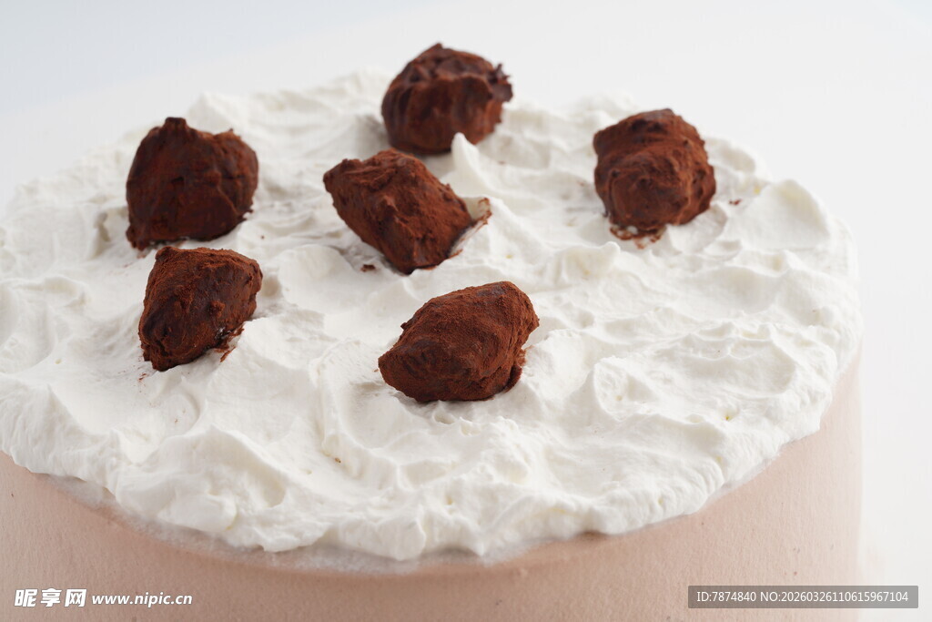 巧克力点缀的奶油蛋糕