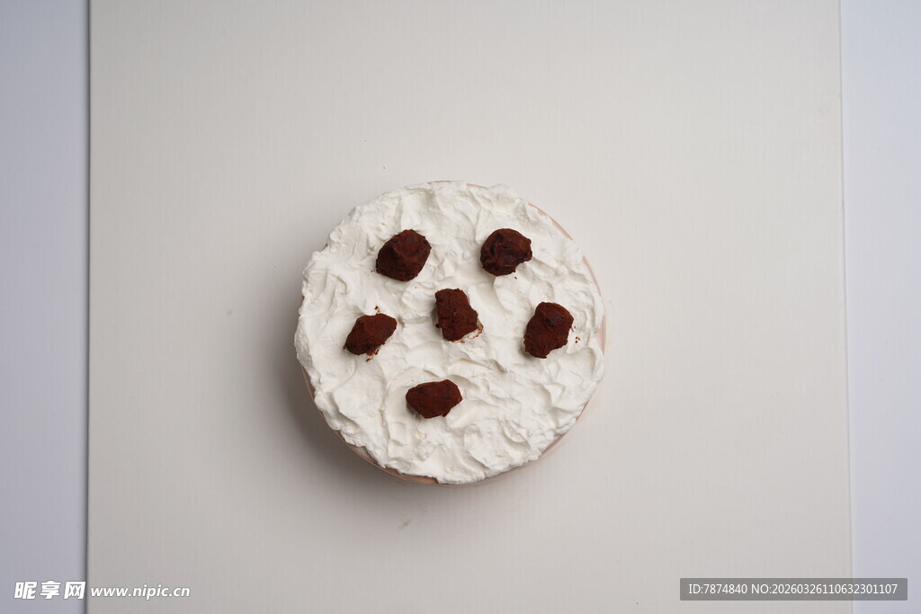 白色糕点上点缀着巧克力