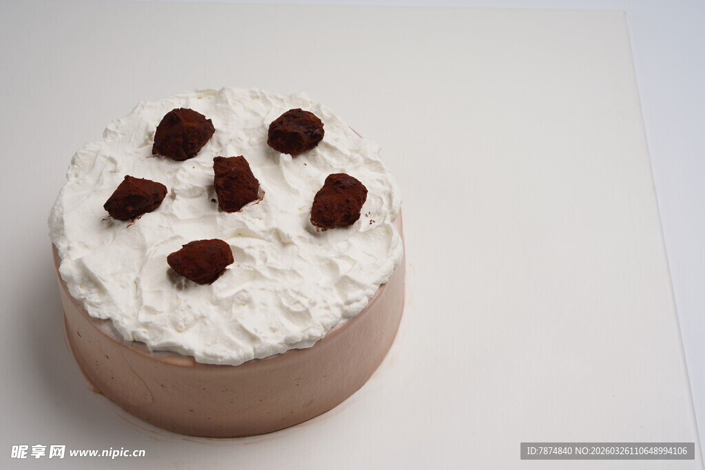 奶油巧克力碎装饰的蛋糕
