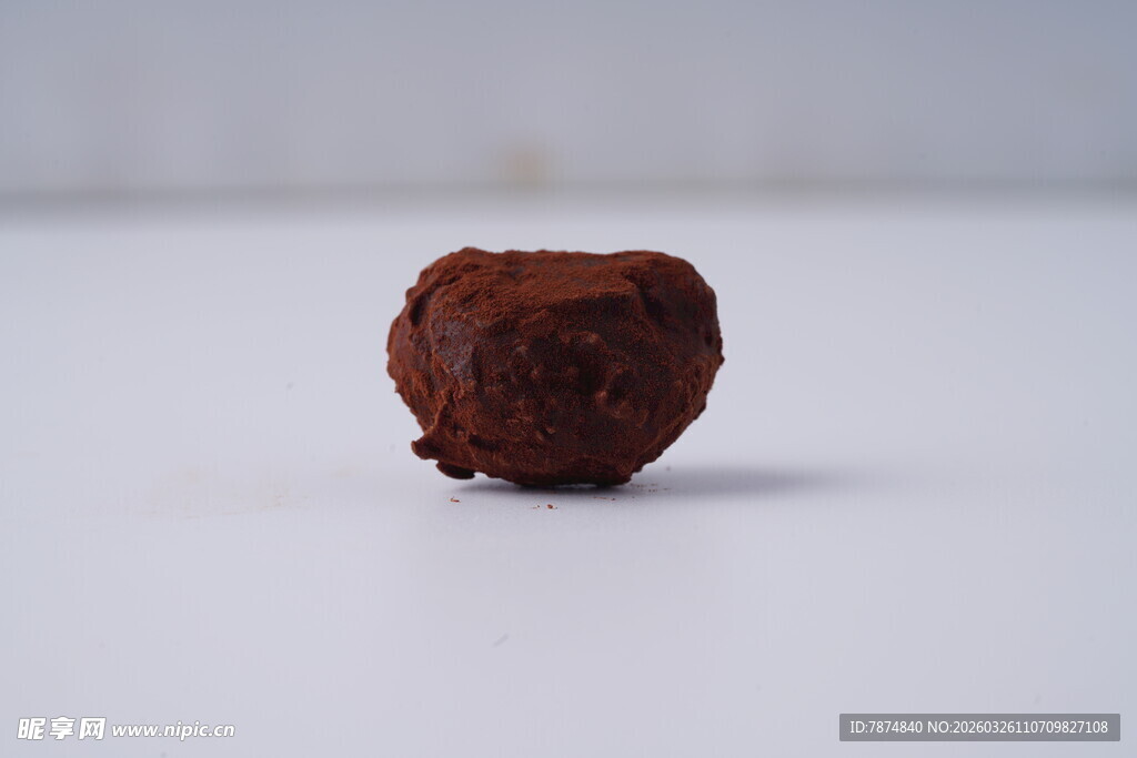 一颗棕色巧克力松露