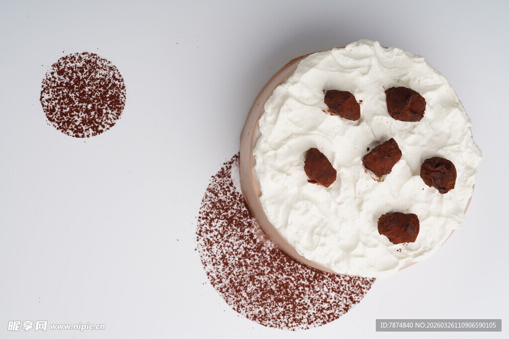 撒粉蛋糕与点缀物