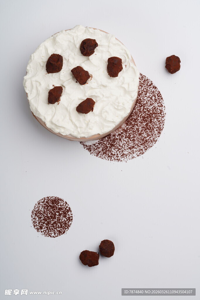 美味糕点配巧克力豆及糖粉