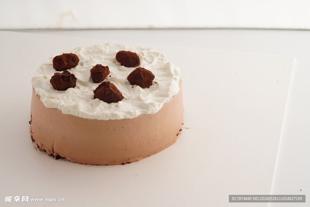 巧克力装饰的美味奶油蛋糕