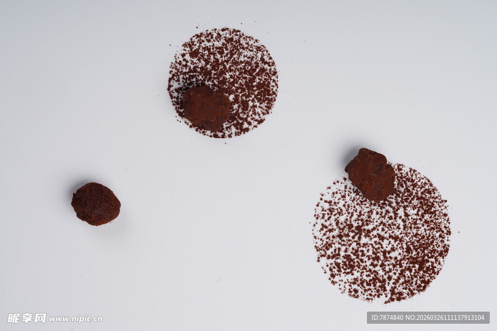 可可粉与碎屑的静物组合