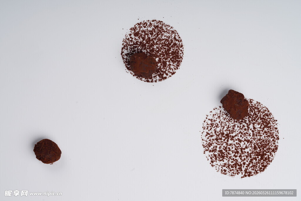 散落的巧克力球与碎屑