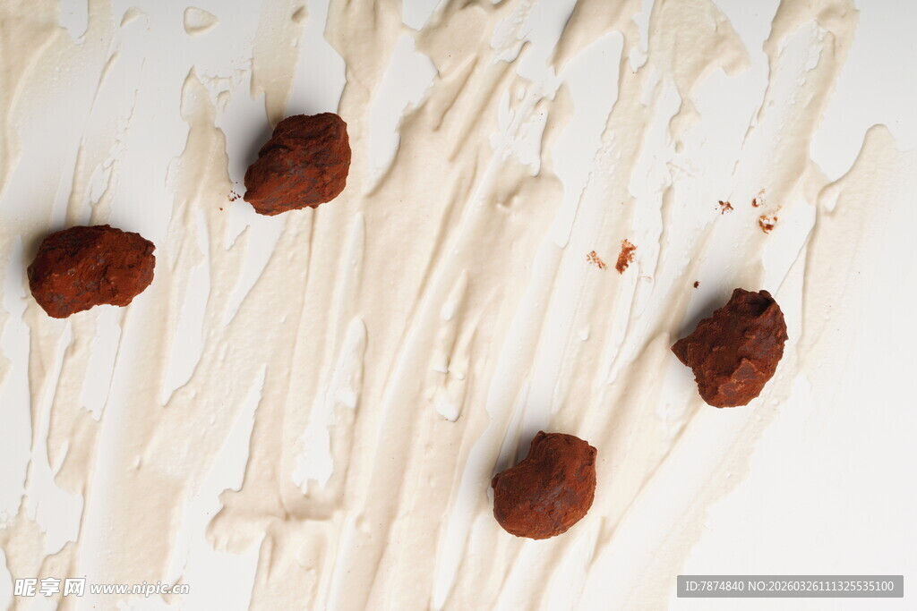 白背景上的几颗巧克力球