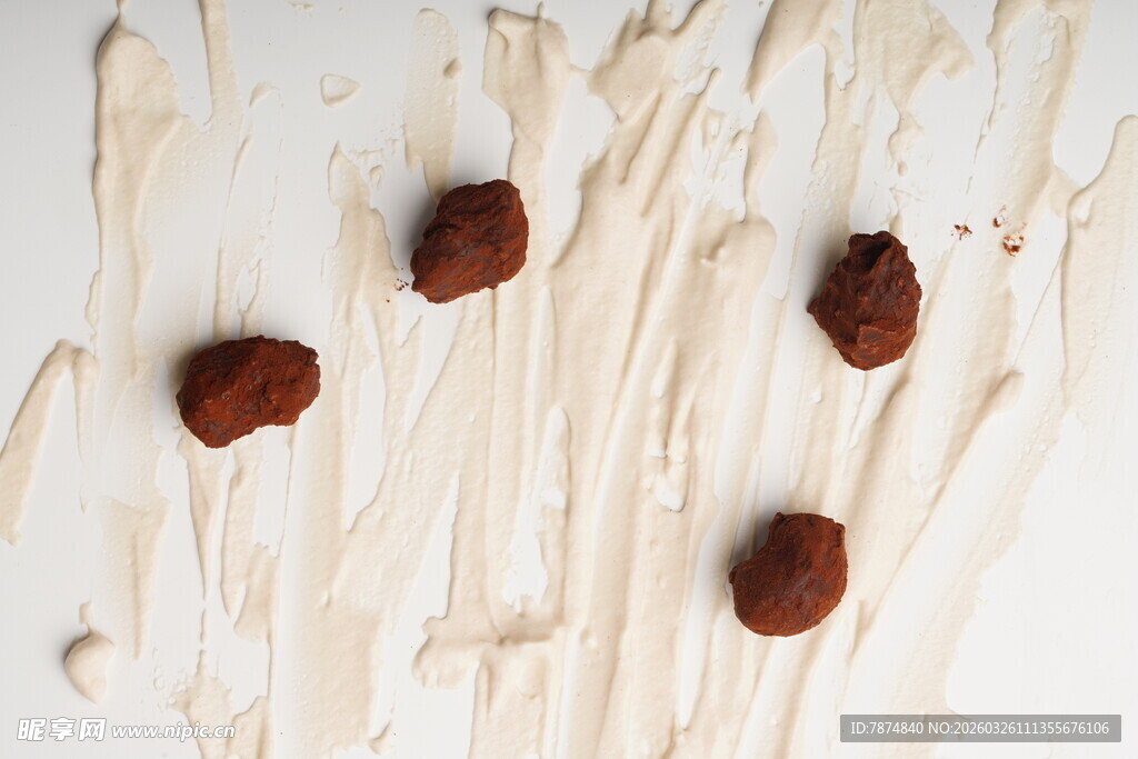 巧克力豆洒落于奶油表面