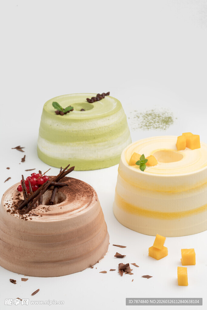 三色美味甜点诱人呈现